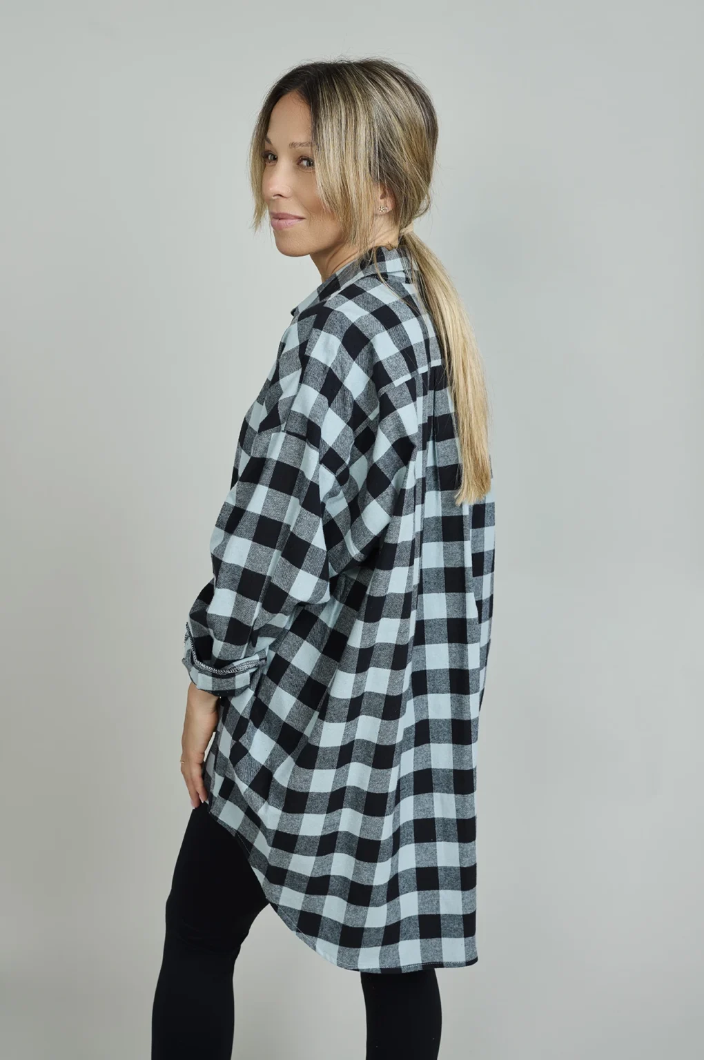 Czarno-błękitna koszula Czarno-błękitna koszula damska sesja zdjęciowa