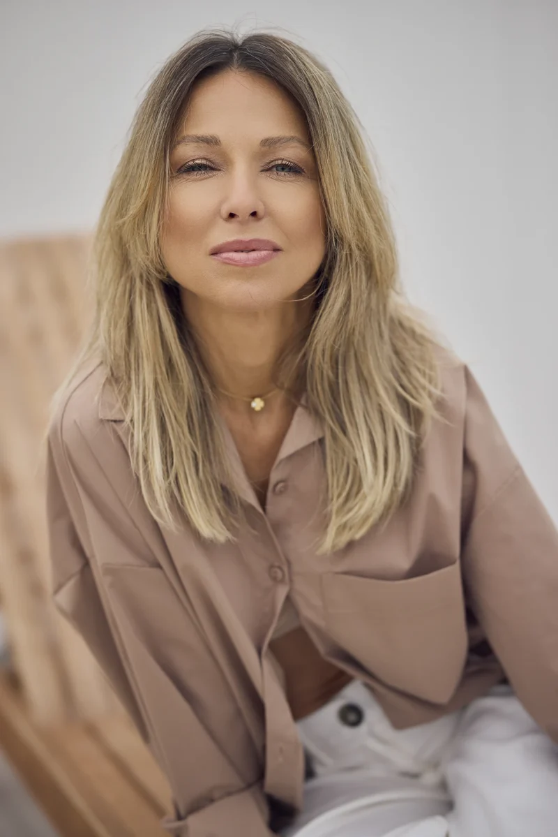 Beżowa koszula damska oversize sesja w hotelu