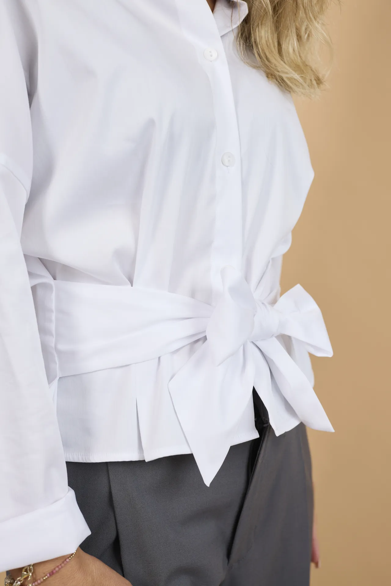 Koszula damska z wiązaniem i zaszewkami w kolorze białym