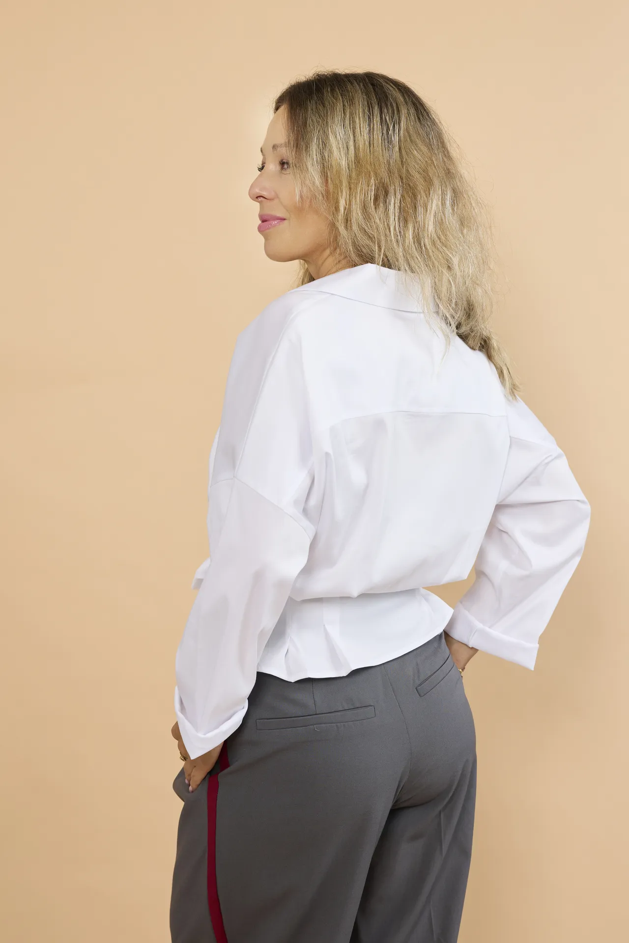 Biała koszula damska z zaszewkami i wiązaniem