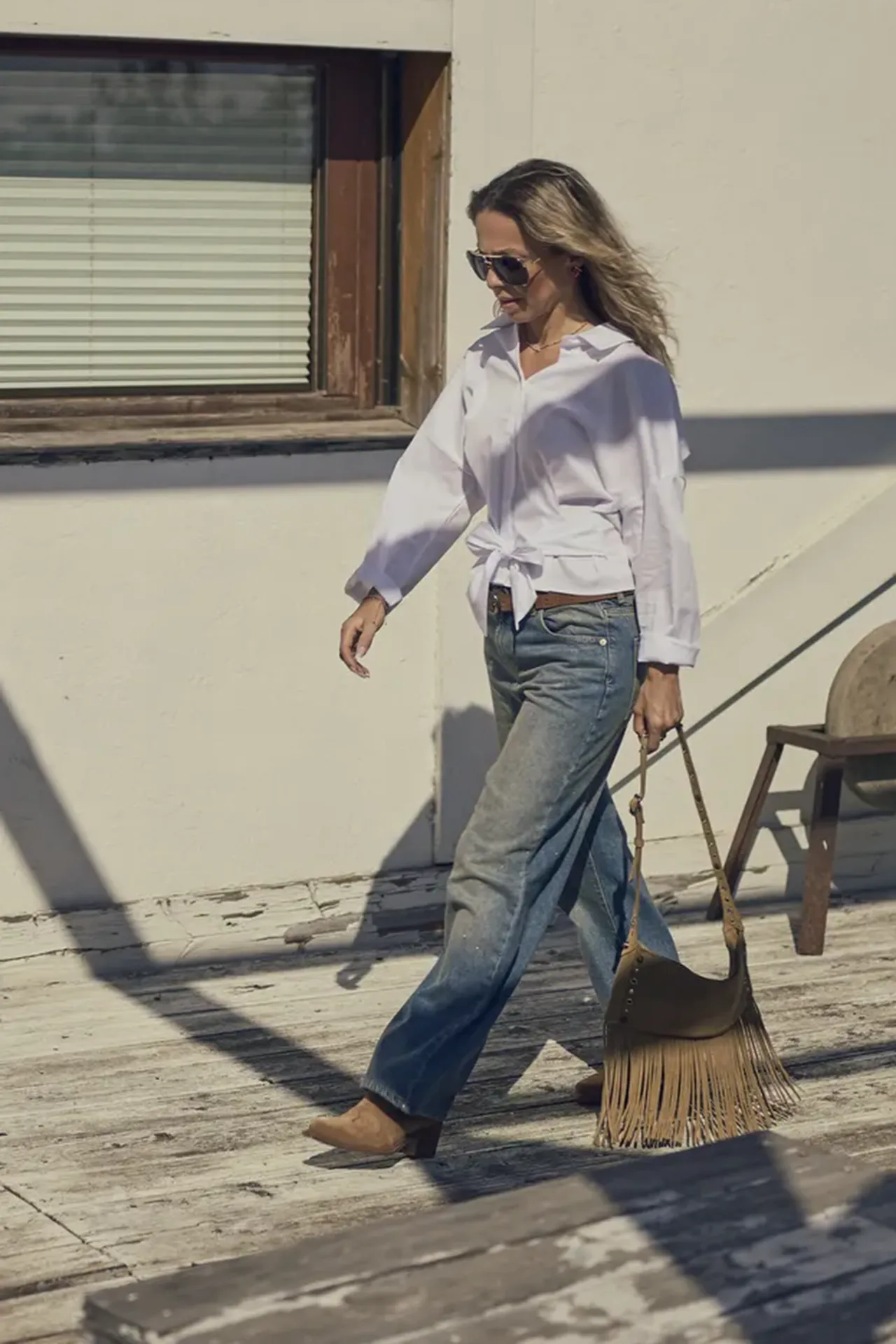 Koszula z wiązaniem na różne sposoby w kolorze białym